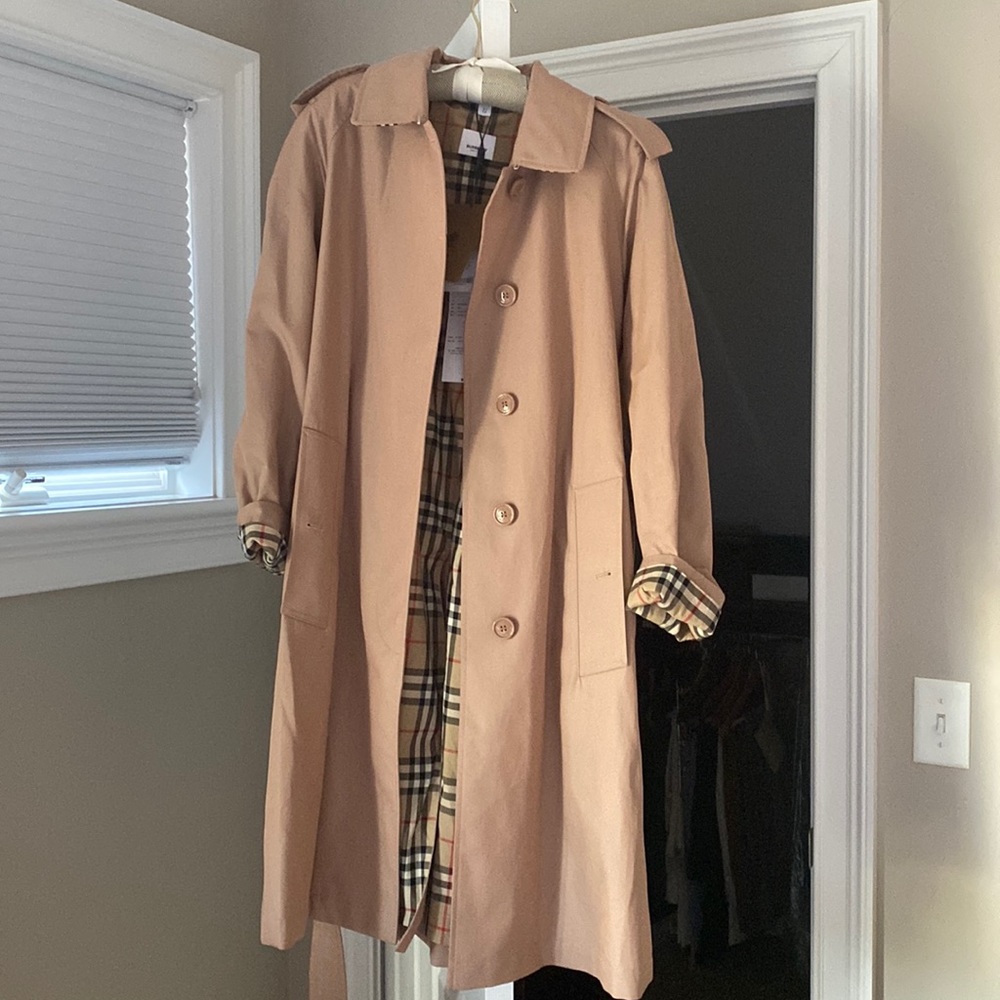 Burberry! NWT! Side-slit trench coat in pink apricot.